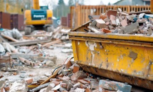 Grazie ai nostri mezzi certificati, raccogliamo i rifiuti direttamente presso il cantiere o l'abitazione del cliente